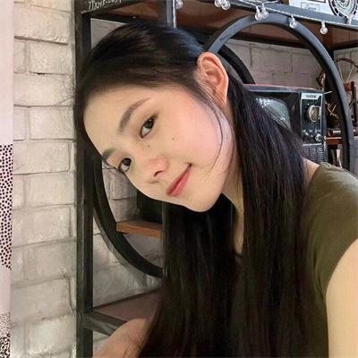 男孩在唱歌